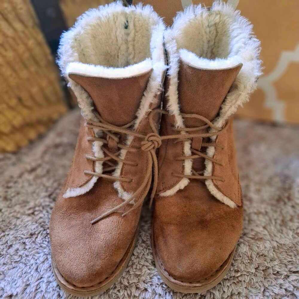 UGG Quincy Suede Lace Up Fold Over Ankle Boots - Tan - Size 9, Pre-Owned Excelle